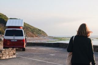Van aménagé stationné en bord de route au crépuscule