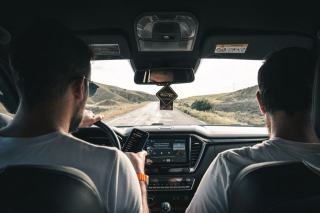 Voiture sur une route de campagne, au départ d'un road trip