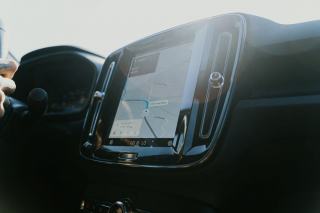 Voiture sur une route de campagne, au départ d'un road trip